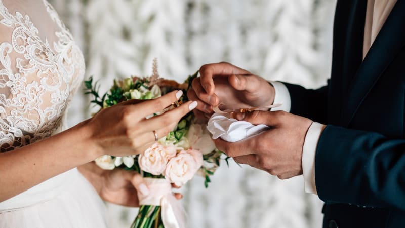 VIDEO: Nevěsta s ženichem krájeli dort. Romantiku jim přerušila tahle šílená věc