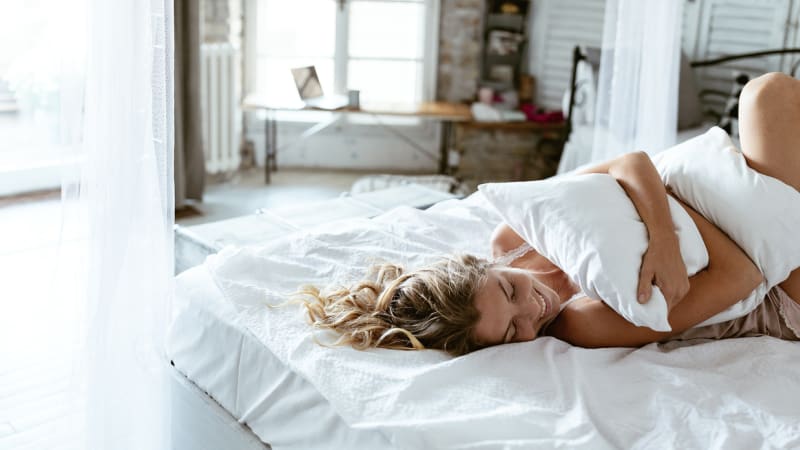 ODHALENO: Tohle se stane s vaším tělem, když začnete spát bez polštáře! Měli byste to vyzkoušet?