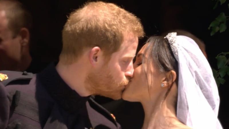 VIDEO: Z téhle parodie královské svatby budete brečet smíchy! Co si říkali Harry s Meghan během největší události roku?