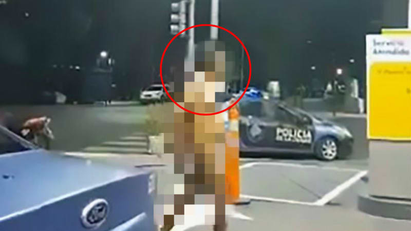 FOTO: Naháč s dildem v zadku napochodoval na benzínku a požádal o pomoc. Takový bizár jste ještě neviděli!