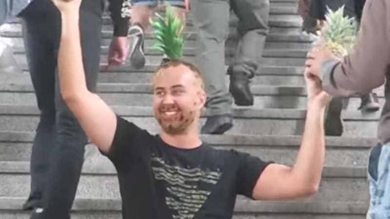 VIDEO: Erik z ViralBrothers prohrál soutěž a musel se ostříhat na ananas. Jeho šílený účes baví internet