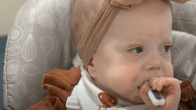 VIDEO: Dítě se vzácnou nemocí se narodilo s dospělým jazykem. Jak je to možné?