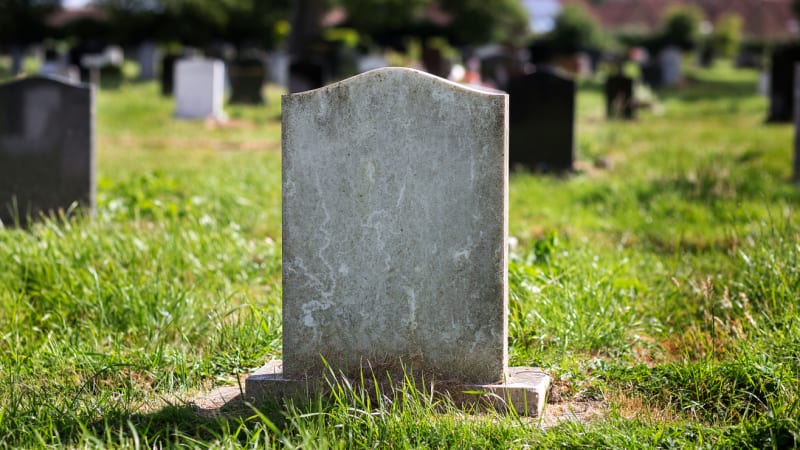 VIDEO: Muž se bál pohřbení zaživa. Na hrob si nechal vyrobit okno!