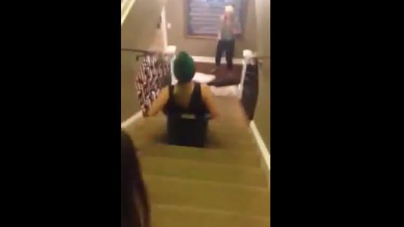 VIDEO: Chtěla sjet ze schodů. Nedopadlo to ale vůbec dobře!