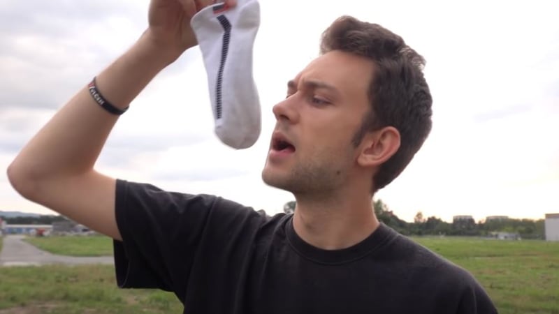 VIDEO: Ondra Vlček plnil odpornou výzvu! V novém videu olizuje žížaly, smradlavé ponožky a...