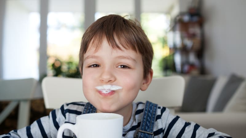 ODHALENO: Odstředěné mléko hydratuje ještě lépe než voda, zjistili vědci! Jak je to možné?