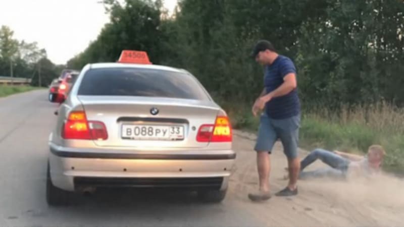 VIDEO: Zuřící taxikář vyhodil pasažéra za dělání bordelu v autě! Podívejte se, jak brutálně to s ním vyřídil