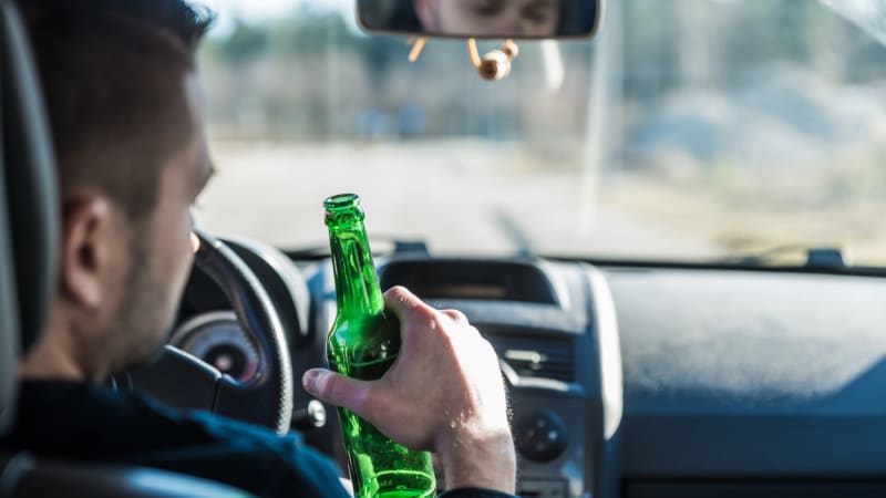 BIZÁR TÝDNE! Opilý řidič se pokusil obelhat alkoholový tester pomocí voňavky do úst. Zabralo to?