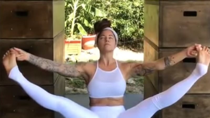 VIDEO: Hnus! Žena cvičí jógu během menstruace a všem ukazuje svůj krvavý rozkrok! Proč to proboha dělá?
