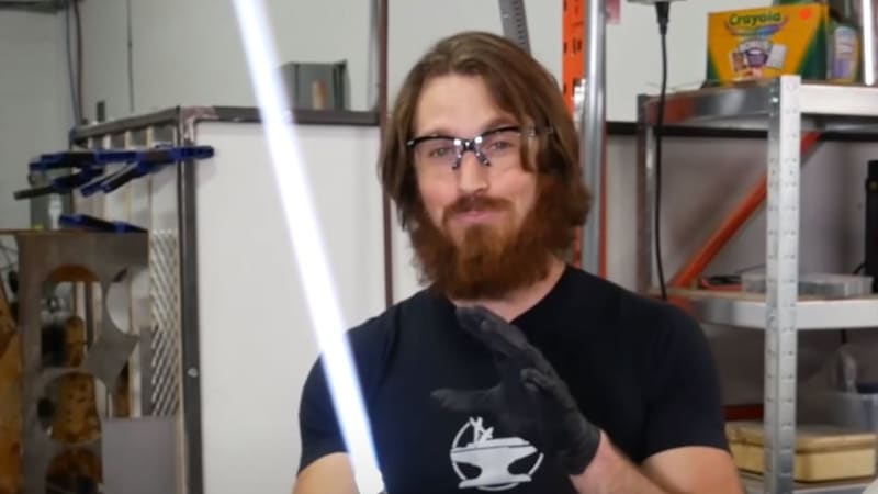 VIDEO: Youtubeři vyrobili první skutečný světelný meč na světě! Zhasíná se jako ve filmech