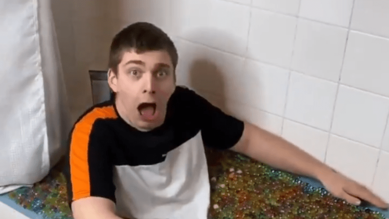 VIDEO: Youtuber ucpal vanu a WC želé kuličkami, které se zvětšují ve vodě. Co se stalo pak, vás pošle do kolen