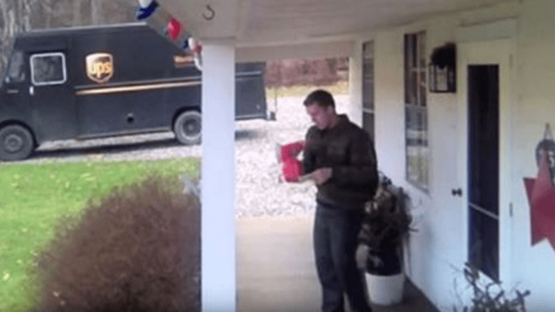 VIDEO: Kurýr našel u cizího domu balíček a ihned ho zvedl. Skrytá kamera zachytila jeho nečekanou reakci. Co udělal?