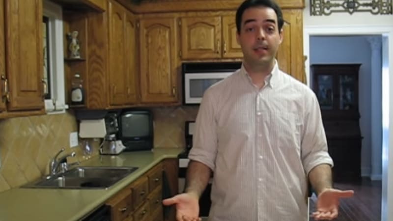 Tohle je důkaz, že duchové existují! Muž natáčel instruktážní video na YouTube, když vtom mu doma začalo strašit!