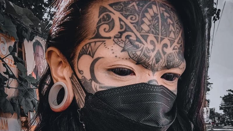 FOTO: Je posedlá ďáblem, nebo jen miluje tetování? Žena s kérkami na obličeji reaguje na urážky ze strany trollů