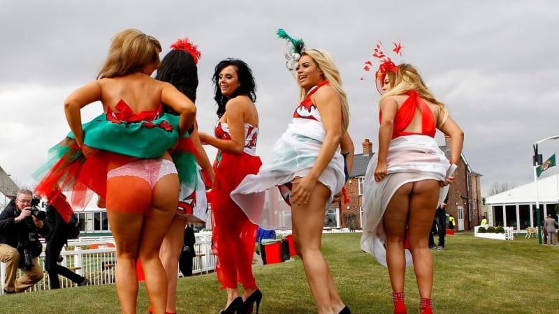 Dostihy v pití - Alkohol proměnil v Liverpoolu dámy na hanbářky (FOTOGALERIE)
