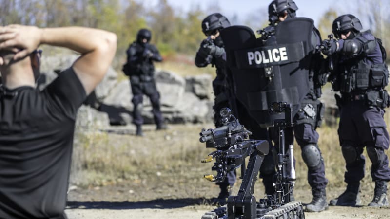 Děsivá policejní revoluce? V USA chtějí robotům dát právo střílet lidi