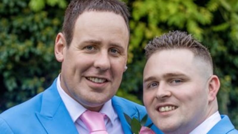 Homosexuální pár, který byl odmítnut 31 kněžími, měl konečně svatbu. Kde jim nakonec požehnali?