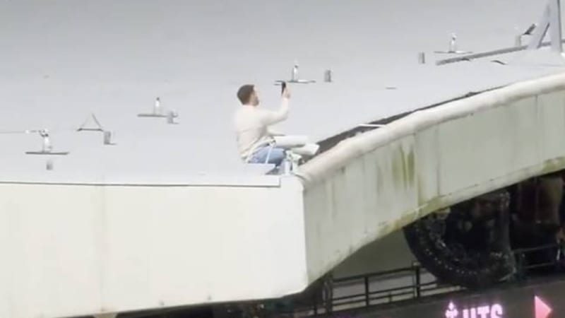 VIDEO: Muže čůrajícího ze střechy stadionu na fanoušky zatkla policie. Co mu hrozí?