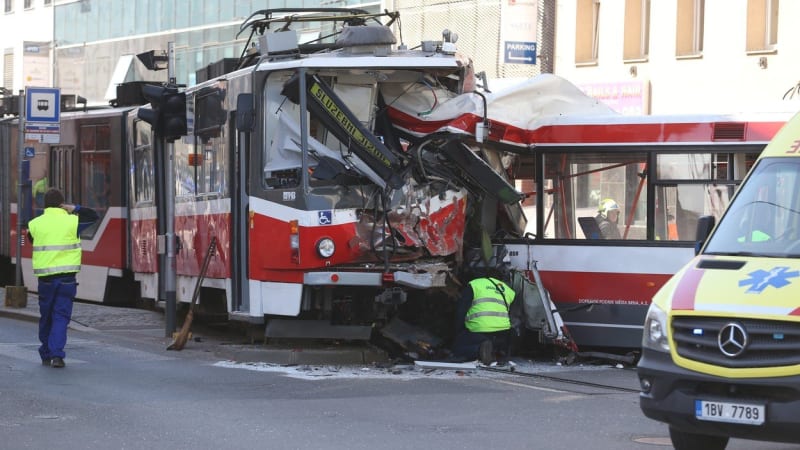VIDEO: Na internet unikly drsné záběry z nehody tramvaje a trolejbusu v Brně! Z toho vám půjde mráz po zádech