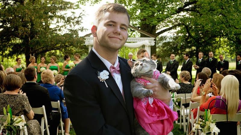 Zoufalý mladík nesehnal holku na maturák, šel proto na ples s kočkou. Jeho fotky baví celý internet