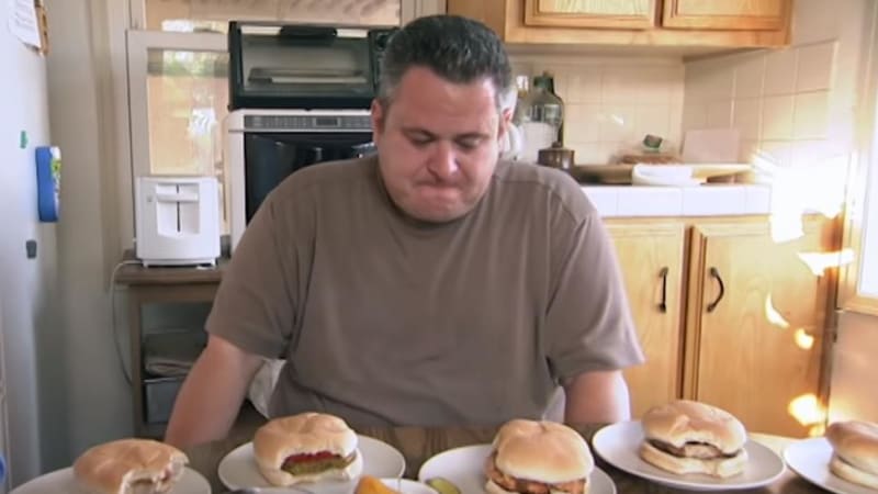 VIDEO: Chlápek pojídá už 25 let jenom cheesburgery. Co to udělalo s jeho tělem?