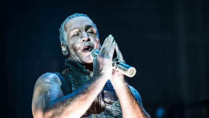 Zpěvák skupiny Rammstein je kvůli koronaviru v nemocnici! Bojuje kvůli nemoci o život?