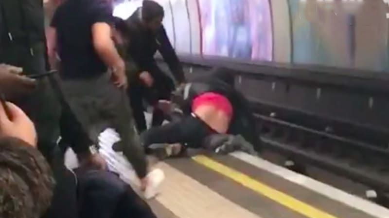 VIDEO: Záběry, které děsí internet! Opilí muži spadli v metru do kolejiště těsně před přijíždějícím vlakem. Co se jim stalo?