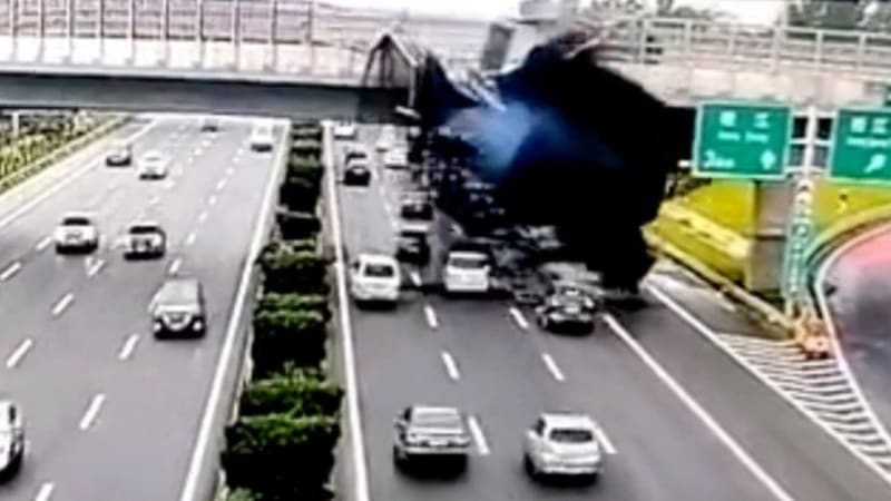 VIDEO: Nehoda jako z hororu Nezvratný osud! Kamion se na dálnici převrátil a vyspal horký asfalt na auta pod ním