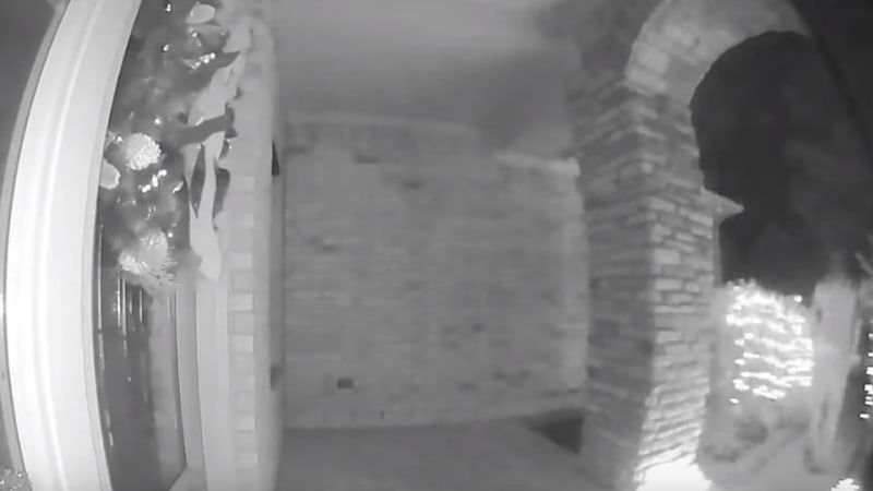 VIDEO: Bezpečnostní kamera zaznamenala, jak muže unáší mimozemšťani. Tyhle záběry nepochopíte