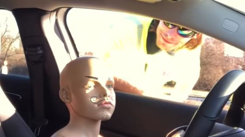 VIDEO: TVTwixx posadili figurínu za volant a provokovali policii. Vážně jim tyhle pranky ještě někdo věří?