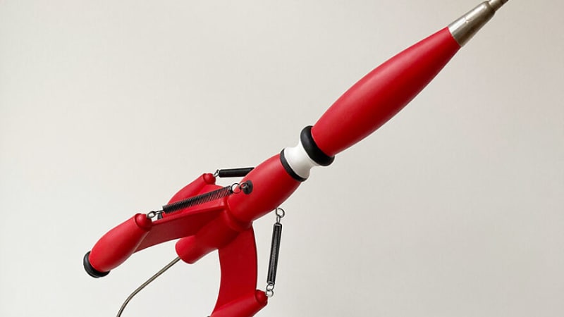 GALERIE: Týpek vyrábí modely raket z vyhozeného nábytku. Jaký se vám líbí nejvíc?