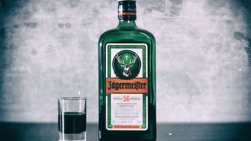 Muž zemřel poté, co na ex vypil celou flašku Jägermeistera. Proč to proboha udělal?