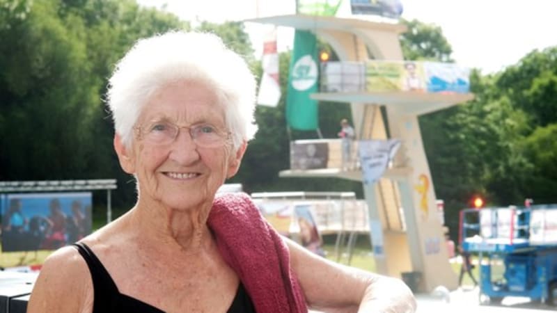 GALERIE: Seznamte se s nejaktivnější babičkou. V 97 letech dělá gymnastiku a skáče z letadla!