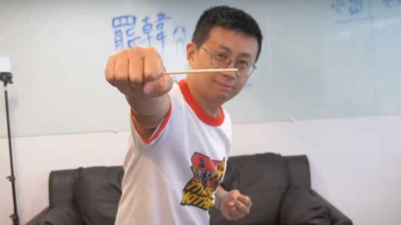 VIDEO: Youtuber zlomil svým zadkem 53 čínských hůlek. Prohrál totiž sázku