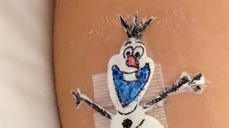 GALERIE: Dětský doktor kreslí pacientům pohádkové obrázky na jizvy po operaci. Jeho kresby vám zlepší den