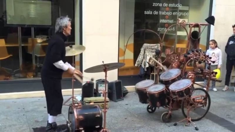 VIDEO: Znáte žonglování na bubny? Zní to jako nesmysl? Tenhle týpek vám ukáže, jak se dělá muzika!