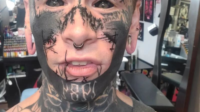 GALERIE: Nebinární samozvaný démon vyměnil rodinu za kérky. Jak vypadal před tetováním?