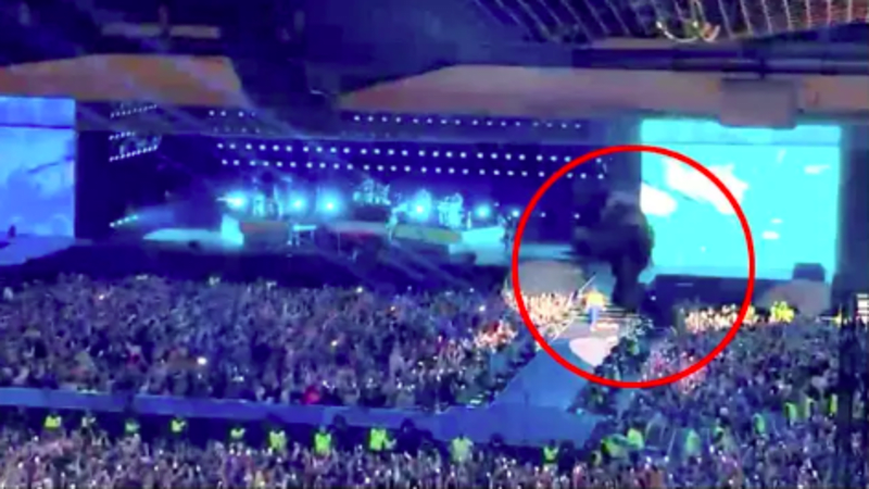 VIDEO: Děsivý moment! Týpek spadl z balkonu během koncertu Harryho Stylese. Co se mu stalo?