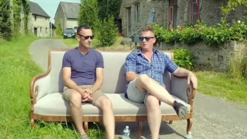 Gay pár z Británie si nemohl dovolit dům ve své zemi. Za stejné peníze koupili celou francouzskou vesničku