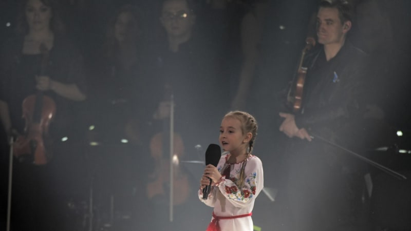 VIDEO: Ukrajinská holčička dobyla internet hitem z Ledového království. Nyní zazpívala na obřím koncertě