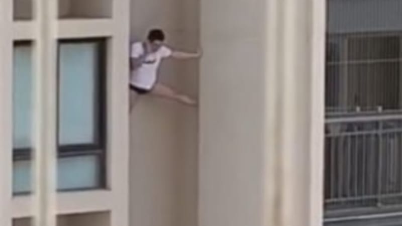 VIDEO: Kamera zachytila muže, jak slézá dolů z výškové budovy. Vážně tenhle šplh smrti přežil?