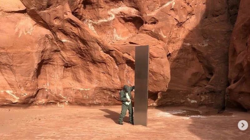 FOTO: V poušti se objevil monolit a nikdo neví, kde se tam vzal! Jaké má záhada vysvětlení?
