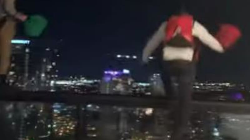 VIDEO: Šokující záběry ukazují okamžik, kdy dva muži vyskočili ze střešního baru! Přežili to?