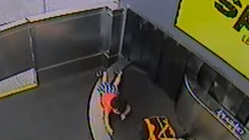 VIDEO: Dvouletý chlapec se vozil na pásu pro kufry. Co příšerného se mu stalo?!