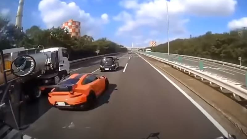 VIDEO: Brutální nehoda na dálnici. Řidič Porsche ve 200 km/h naboural minivan!