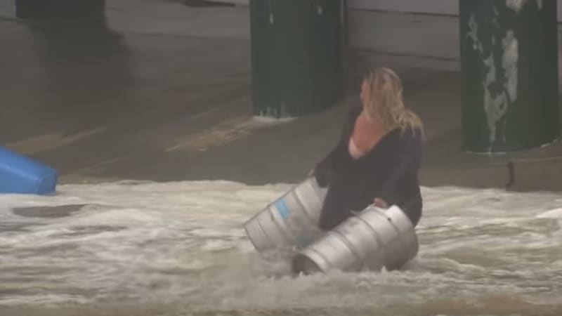 VIDEO: Žena skočila do oceánu, aby při povodních zachránila sudy s pivem! Nic takového jste neviděli