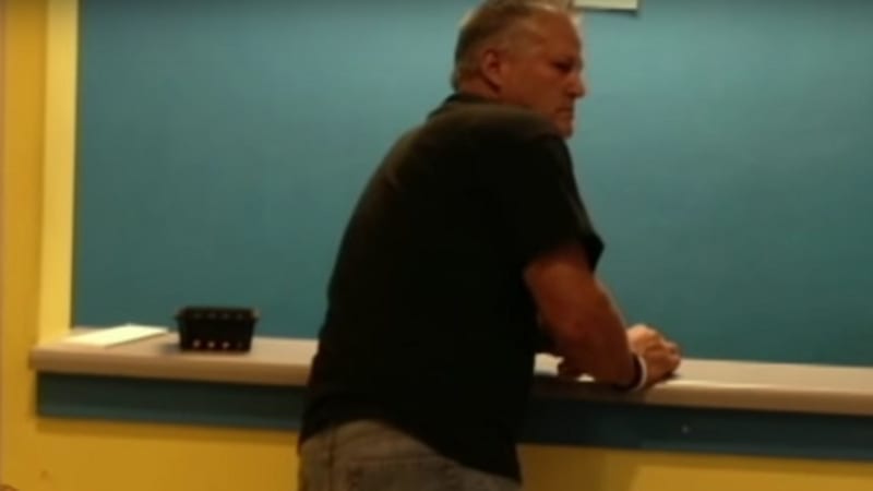 VIDEO: Otec se objevil ve škole poté, co jeho dcera zlobila. Pak si učitelé všimli, co má na sobě!