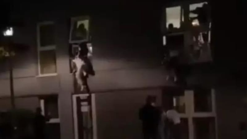 VIDEO: Studenti prchají oknem, protože jim sekuriťáci zrušili párty! Tyhle záběry baví internet