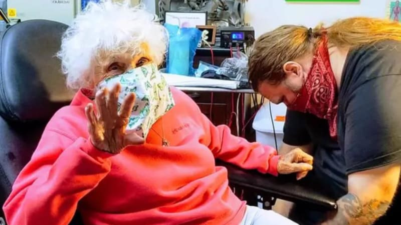 FOTO: 103letá babička si nechala udělat první tetování, aby si splnila svůj sen! Uhádnete, jakou kérku má?