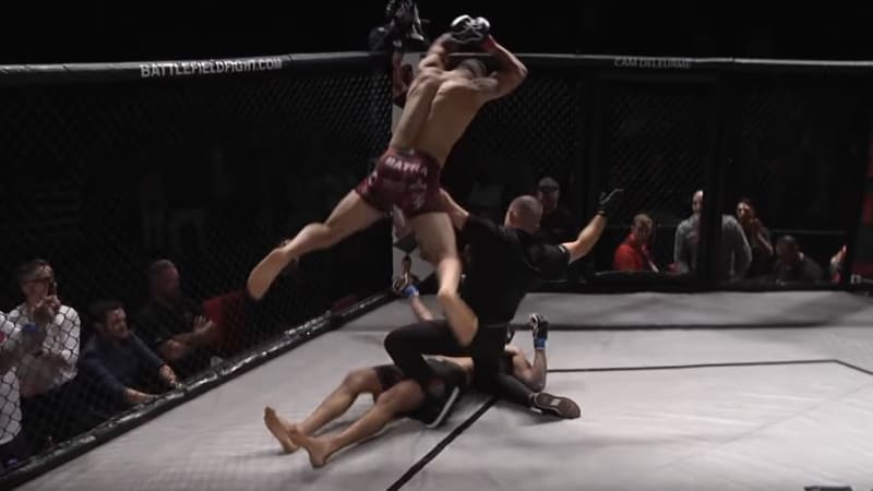 VIDEO: Týpek zaútočil na soupeře v bezvědomí! Takhle brutální MMA zápas jste ještě neviděli